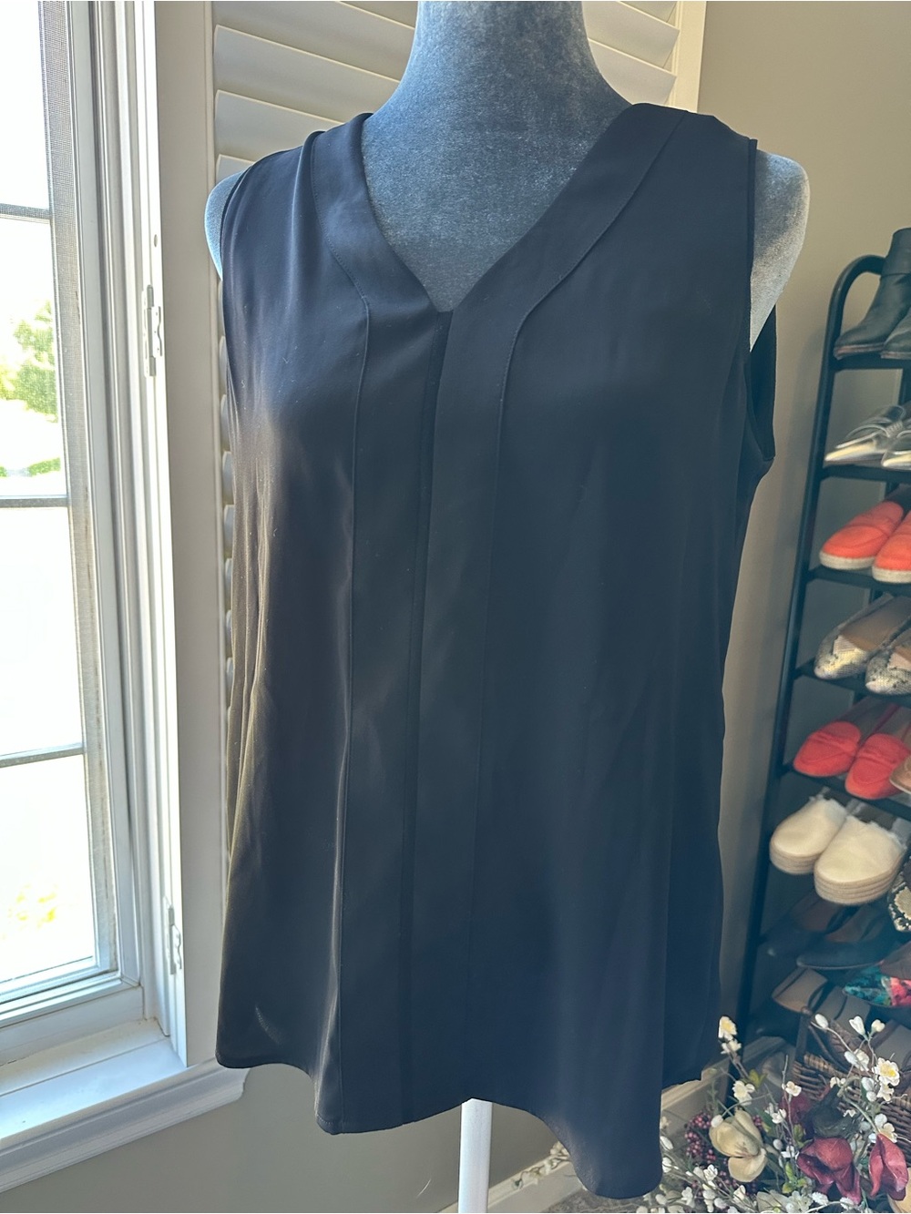 WHBM Sleeveless V Neck Pleated Front Shell in Black size 2
